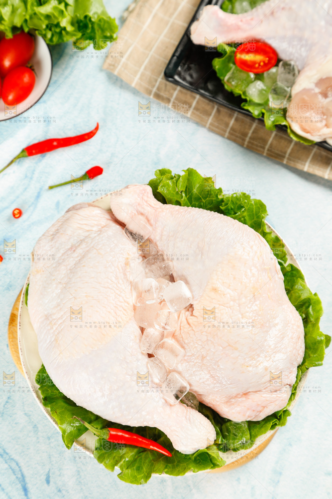 碟子里装着鸡腿