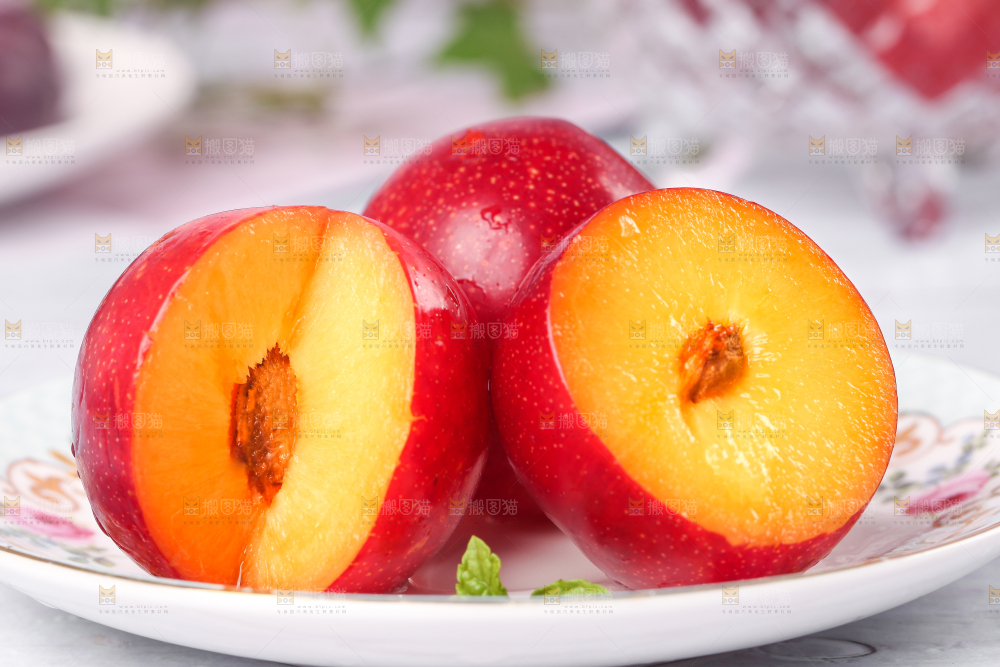 碟子里放着新鲜李子