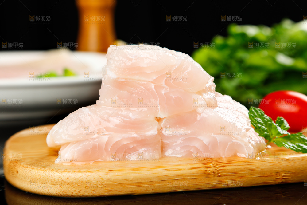 木碟子上放着巴沙鱼