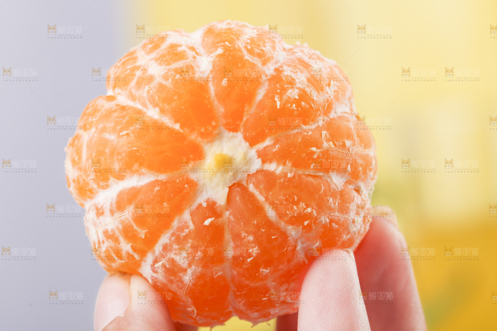 手里拿着蜜桔