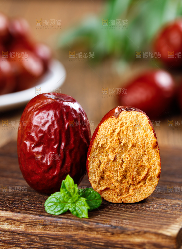 木底上放着红枣