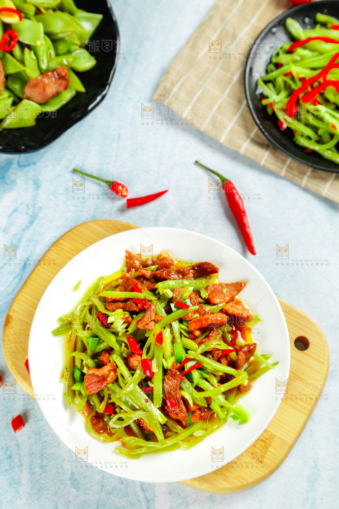 盘子里装着扁豆炒肉
