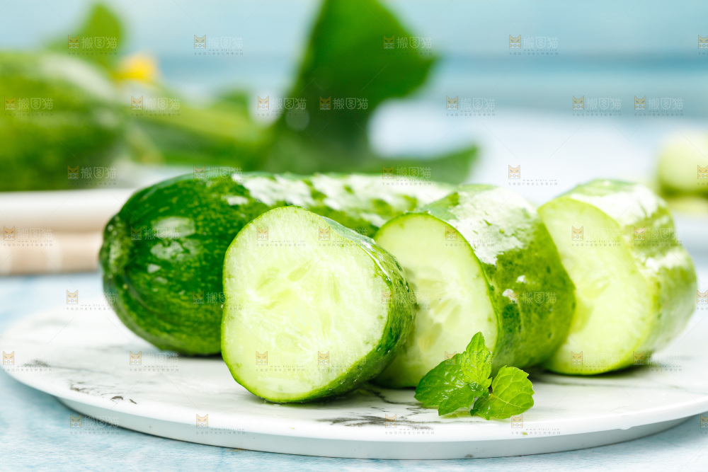 碟子里放着黄瓜