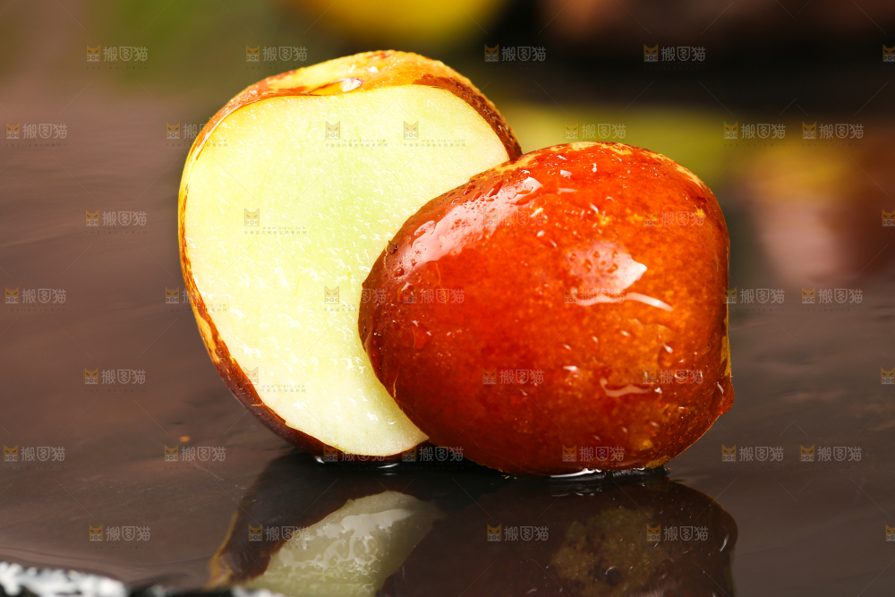 黑底上放着枣子