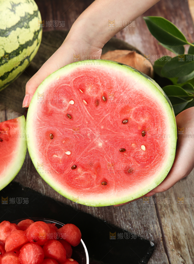 手里拿着冰糖西瓜