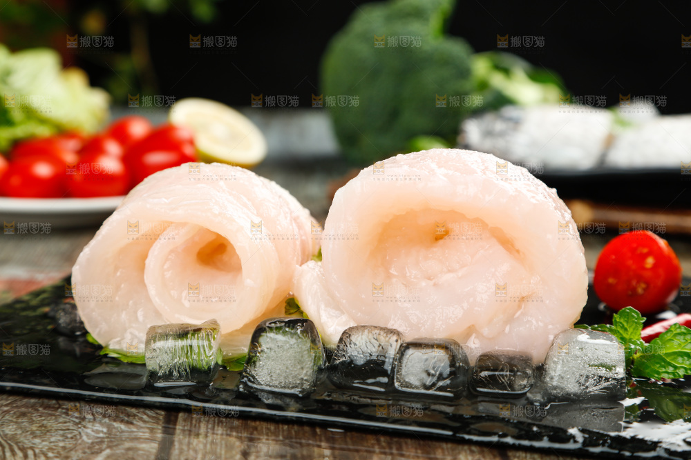 碟子里装着巴沙鱼