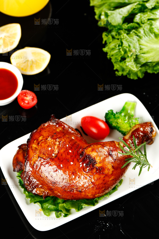盘子里放着香辣鸡腿