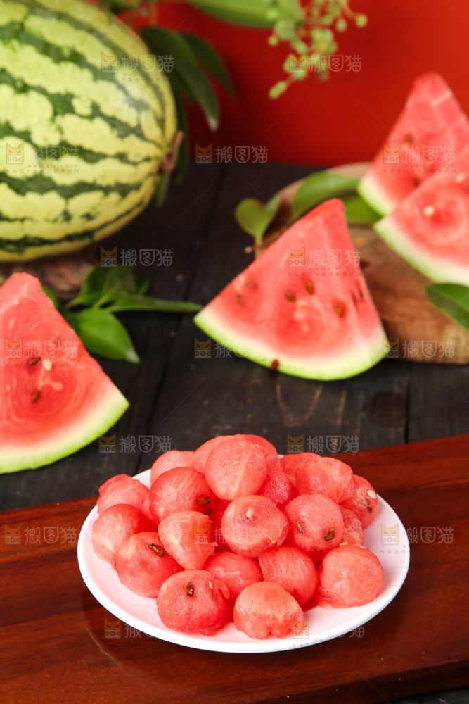 木底上摆放着冰糖西瓜