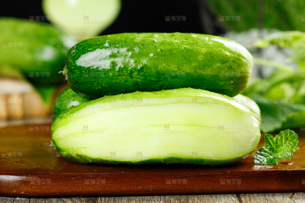 木底上放着黄瓜