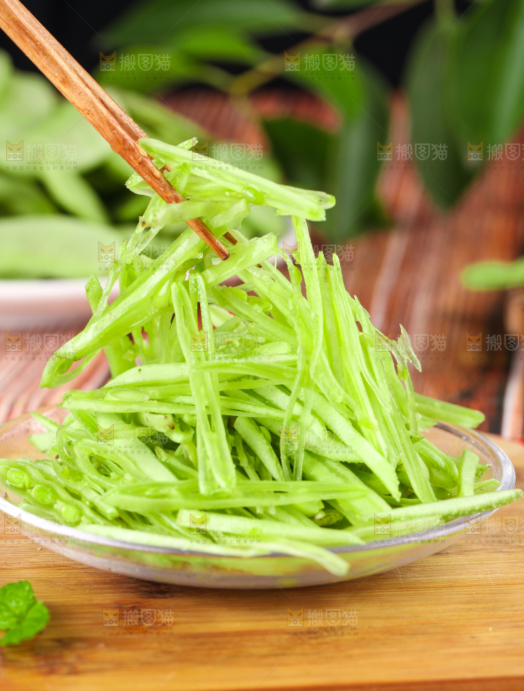 碟子里装着切丝的扁豆