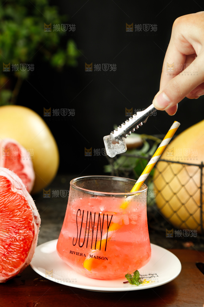 深底上摆放着柚子榨的果汁