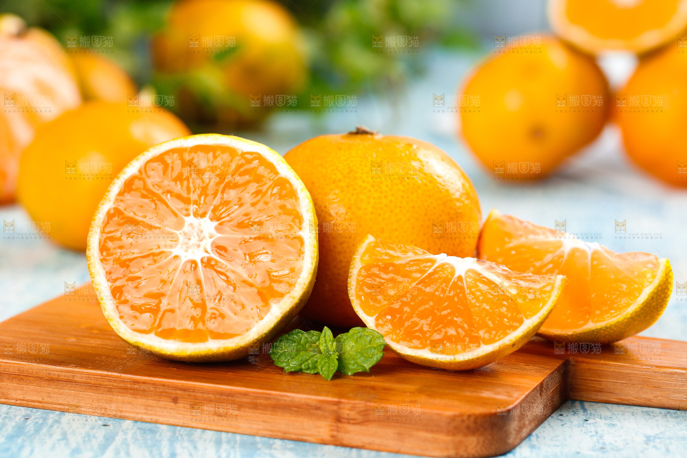 木底上摆放着蜜橘