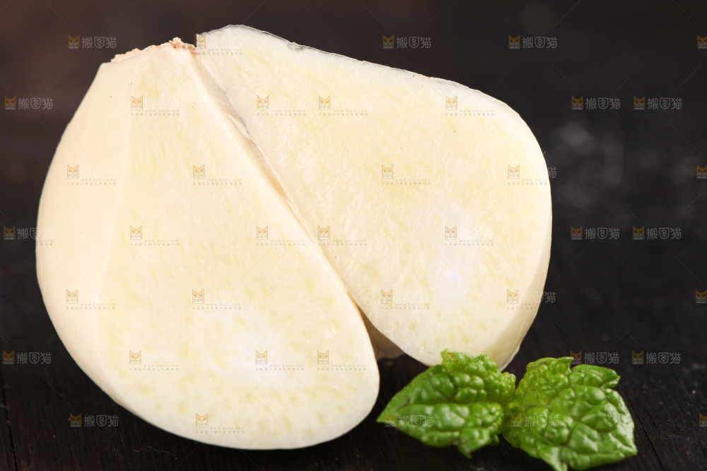 深底上放着剥皮的大蒜