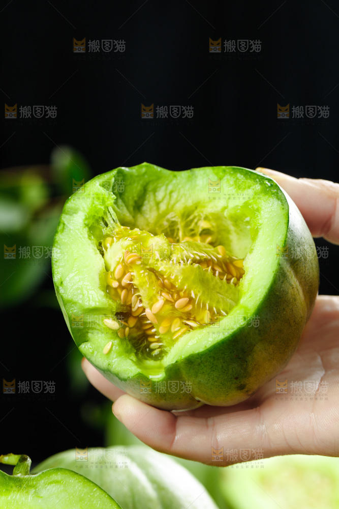 手里拿着绿宝石甜瓜