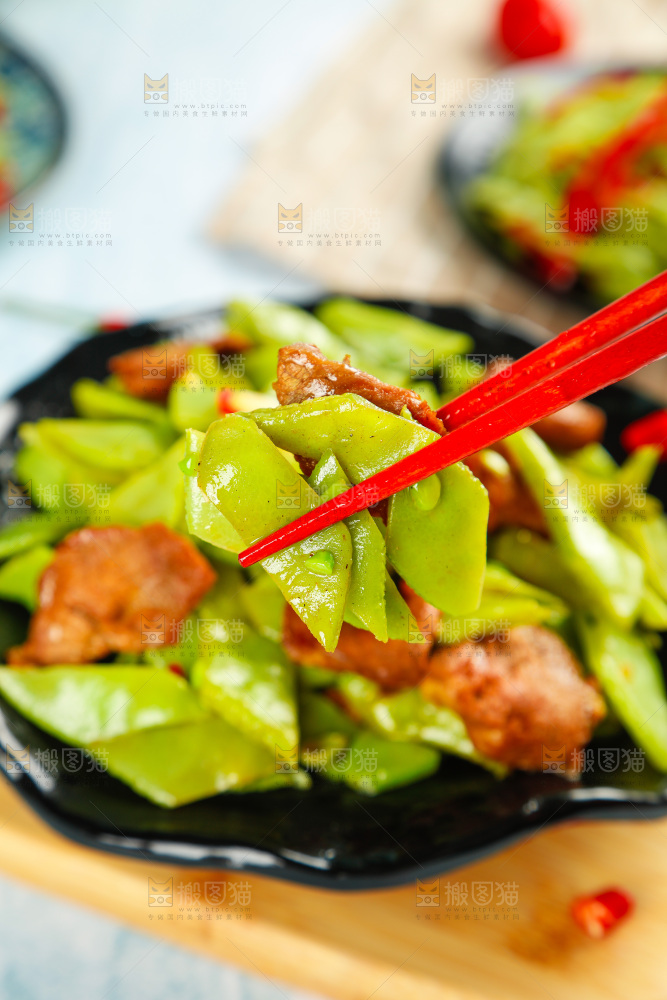 盘子里装着扁豆炒肉