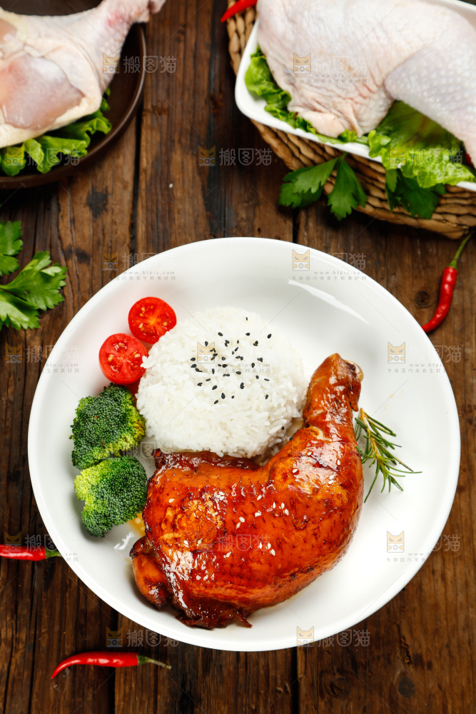 盘子里放着鸡腿盖饭