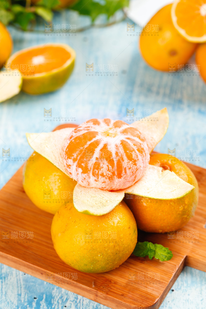 木底上摆放着蜜橘
