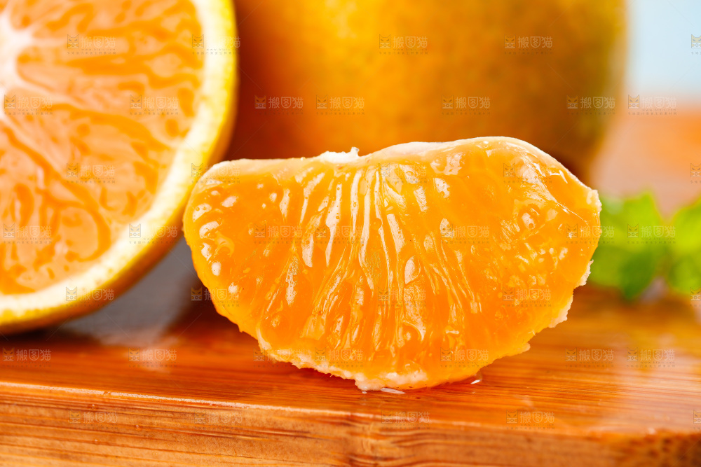 木底上放着橘子