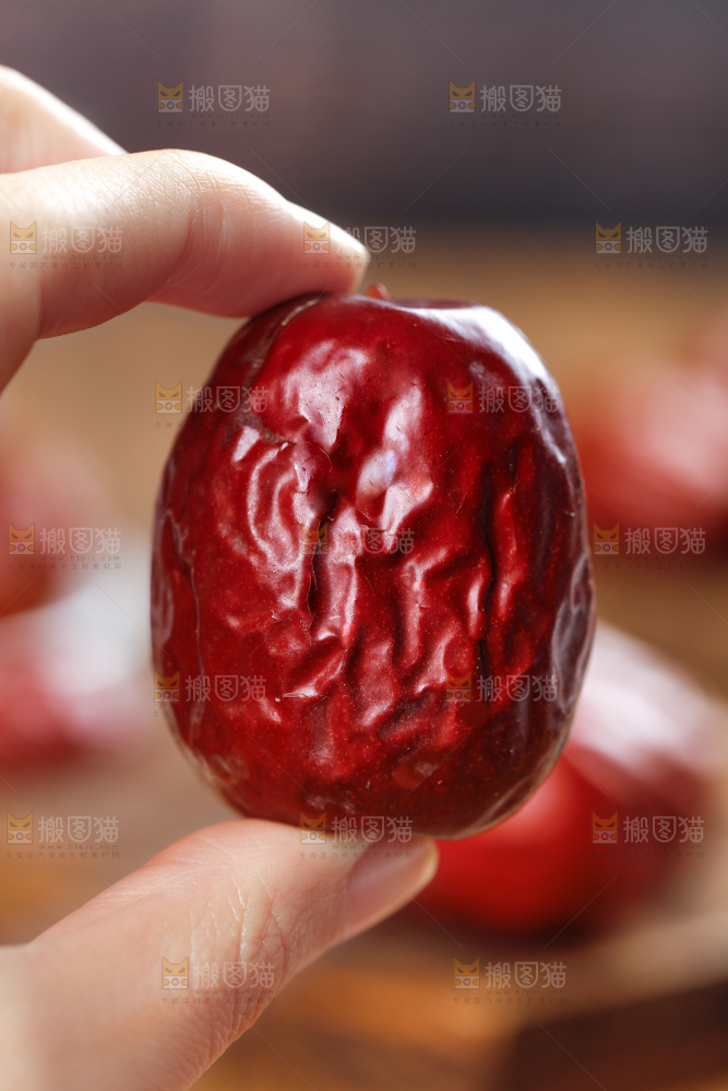 木底上摆放着红枣