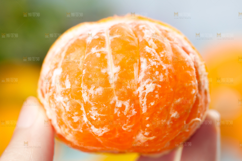 手里拿着蜜橘