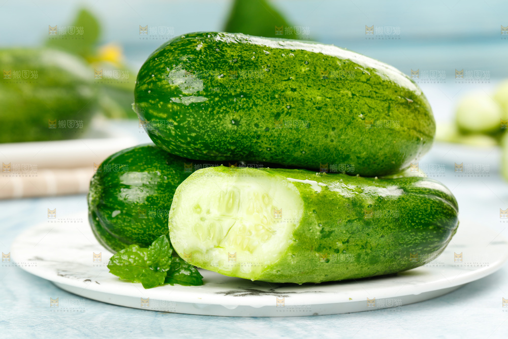碟子里放着黄瓜