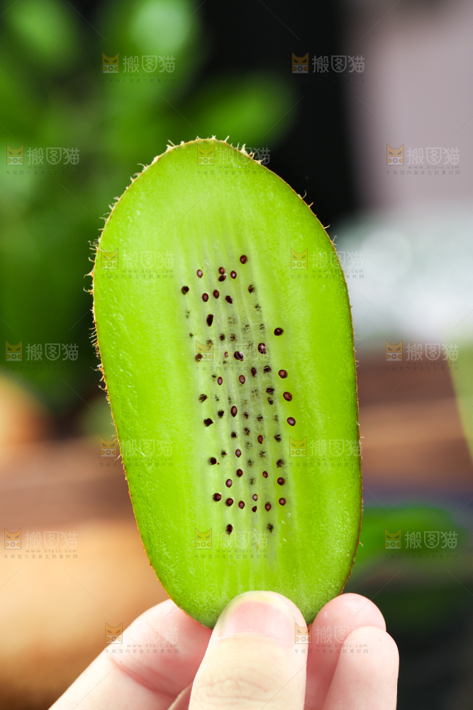 手里拿着切片的奇异果