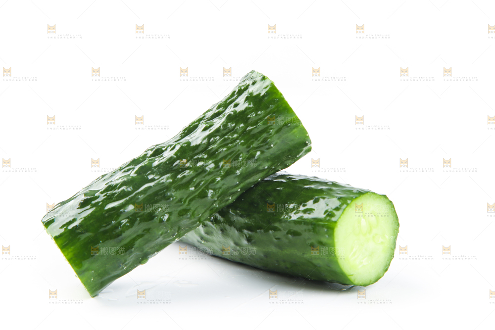白底上摆放着黄瓜