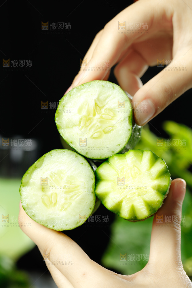 手里拿着小青瓜
