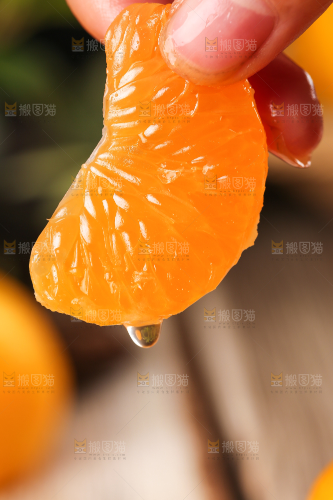 手里拿着芦柑