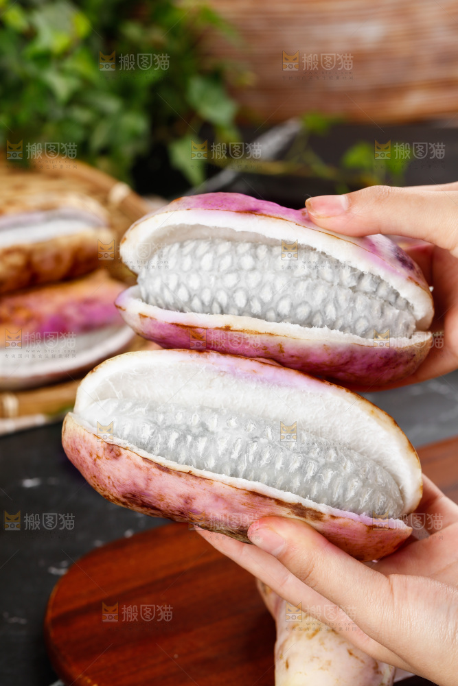 手里拿着八月炸