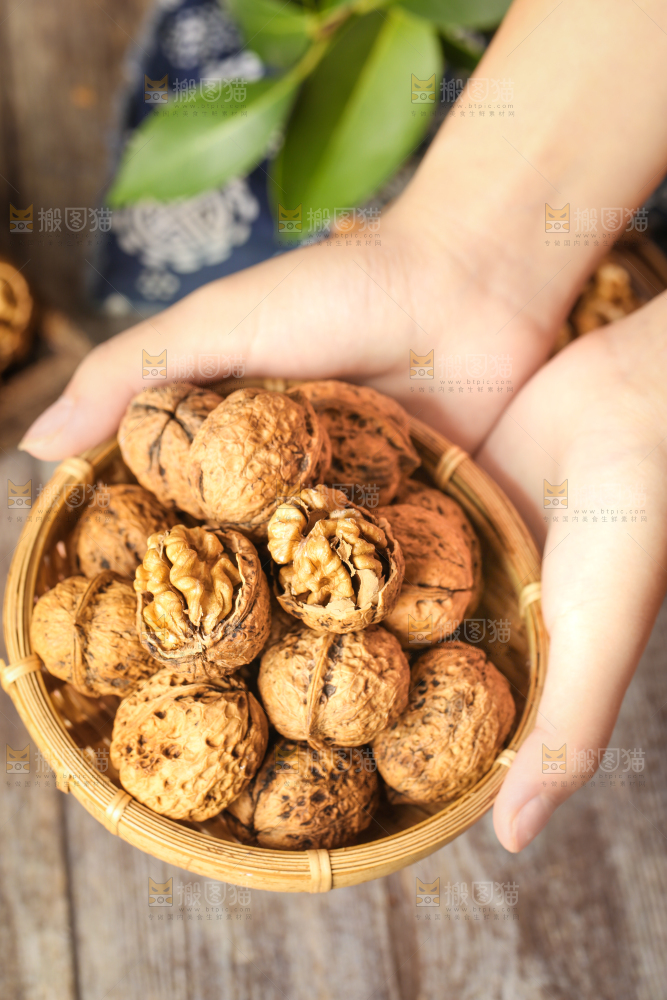 手里捧着大核桃