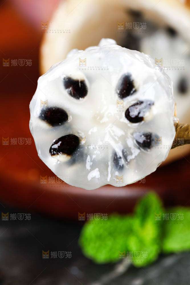 手里拿着切开的八月炸