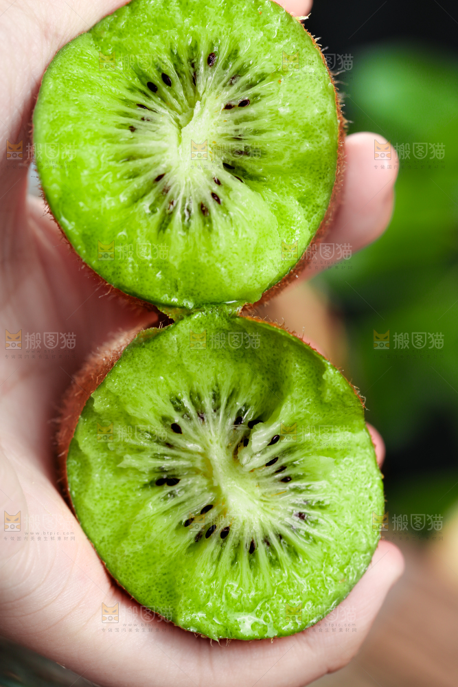 手里拿着奇异果