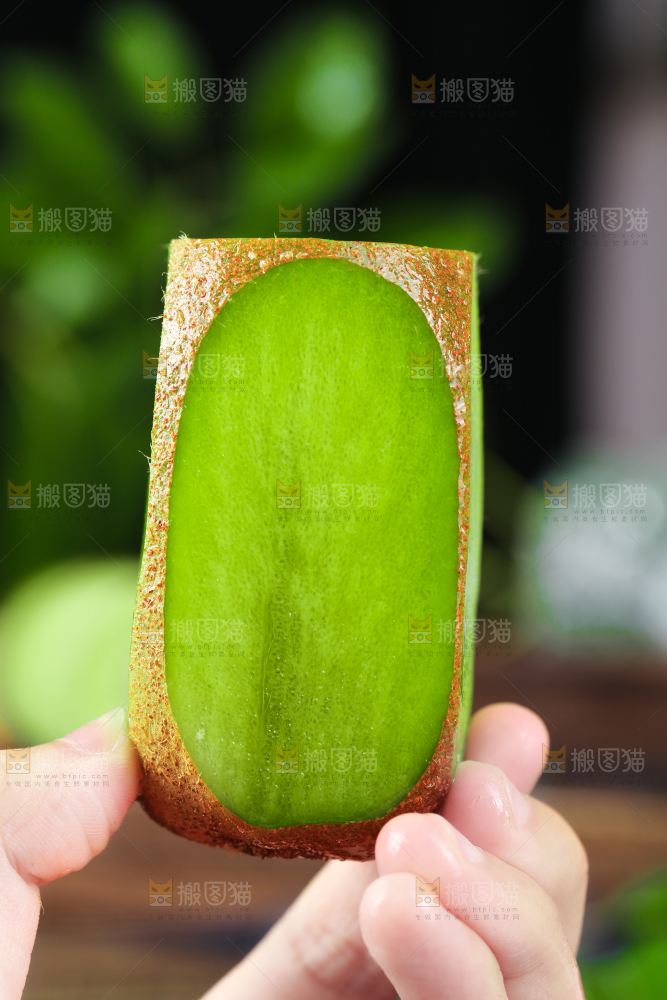 手里拿着奇异果