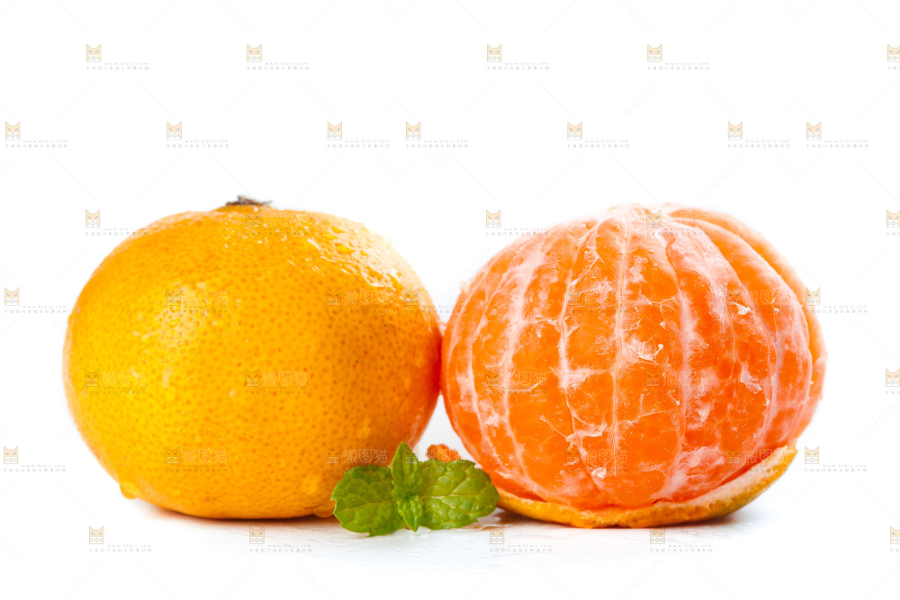 白底上放着蜜橘