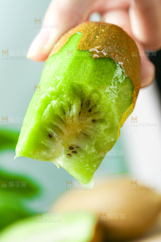 手里拿着奇异果