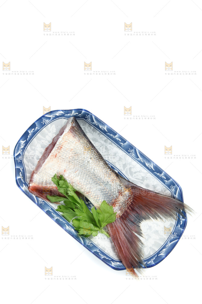 盘子里装着鲢鱼
