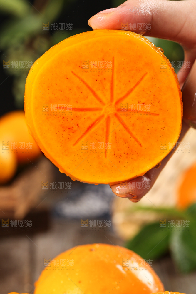 手里拿着脆甜柿子