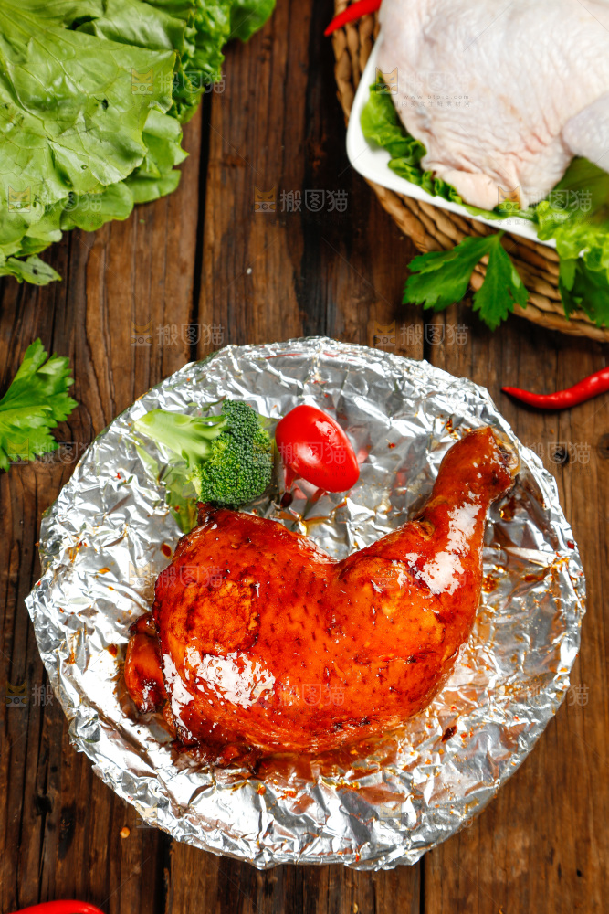 碟子里放着着蜜汁鸡腿