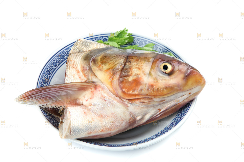 盘子里装着鲢鱼