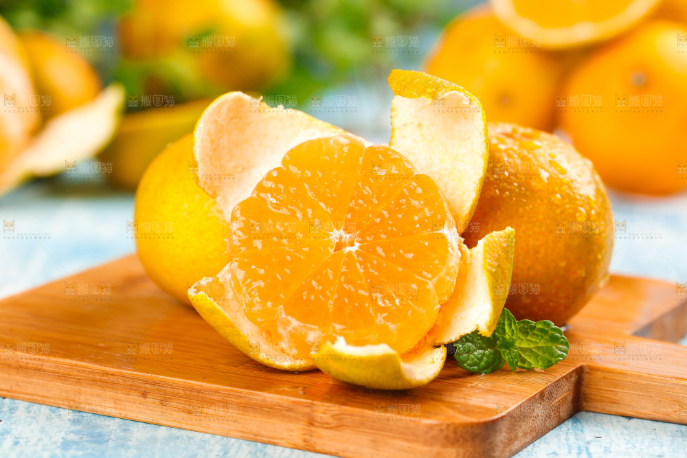 木底上摆放着蜜橘