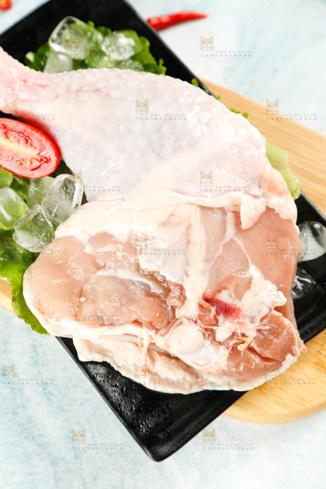碟子里装着鸡腿