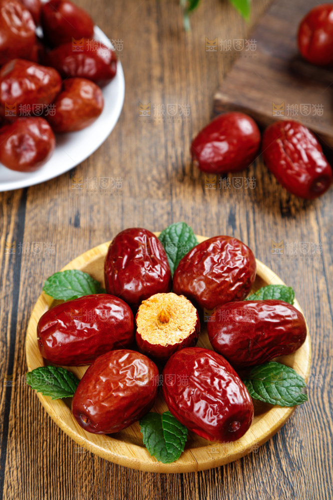 碟子里装着干红枣