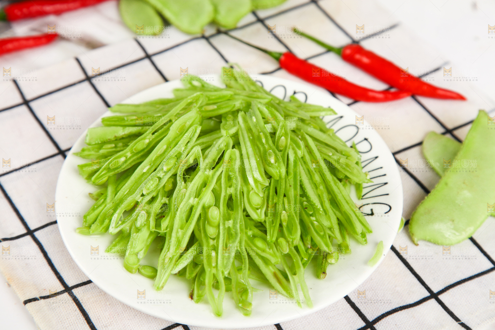 格子底上摆放着扁豆角