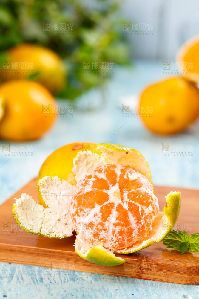 木底上放着橘子