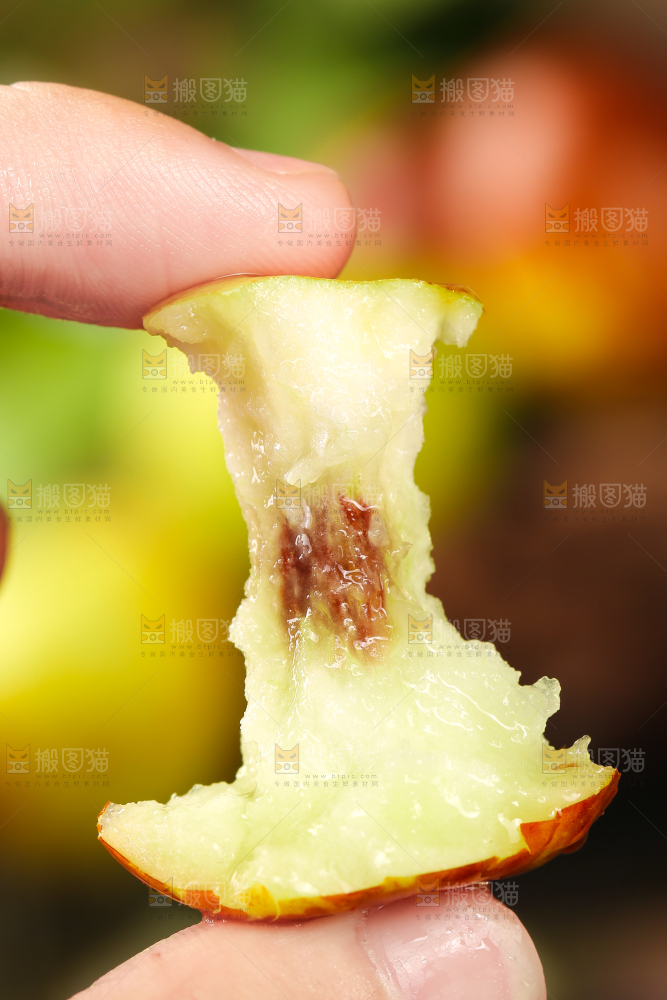 手里拿着冬枣