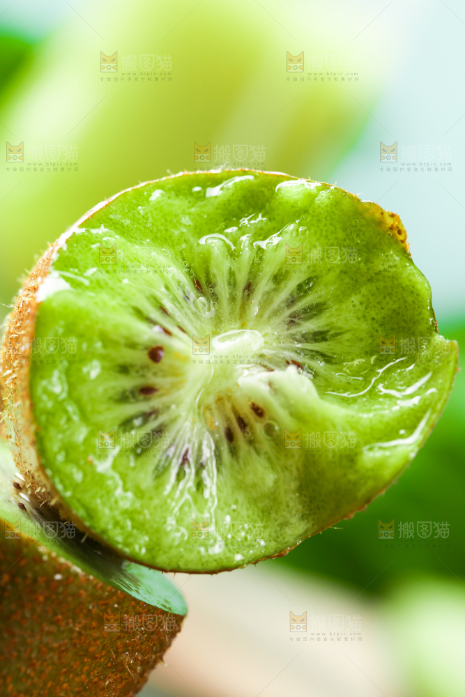 手里拿着奇异果