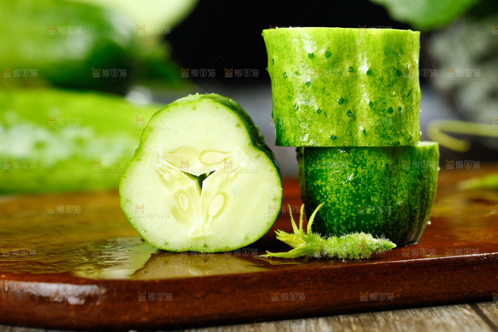 深底上摆放着小青瓜