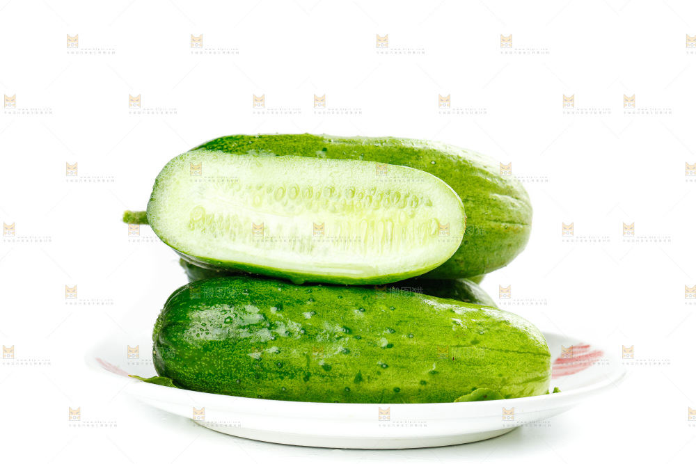 碟子里放着黄瓜