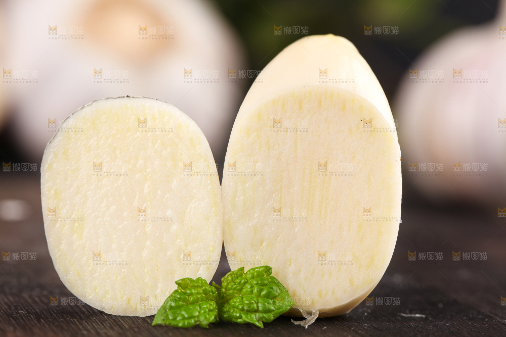 深底上放着剥皮的大蒜